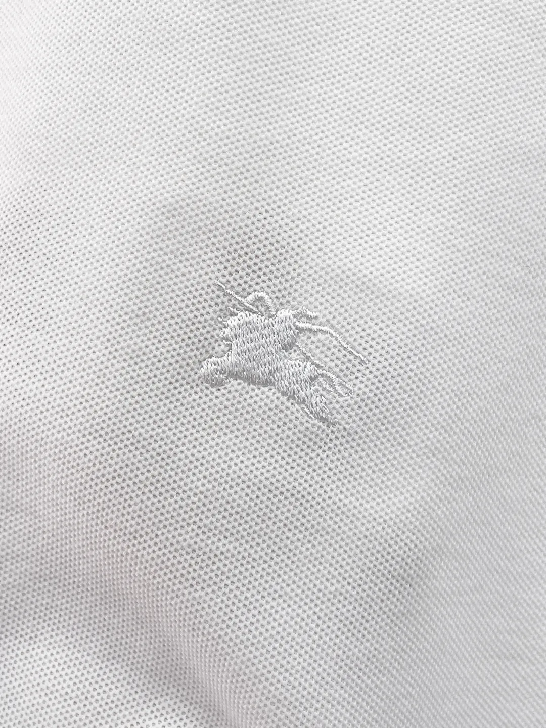 Burberry New Arrival Polo shirt, complete with three labels, original fabric, original customized accessories, official Same Style, made of 210g pure cotton pique fabric, customized same-tank dyed fabric, very comfortable and smooth to the touch, very wide and stylish, produced by the first-line brand Factory, imported Behringer embroidery machine, embroidery is full and textured, the collar rib is woven with imported yarn, does not deform after long-term wear, the most New Arrival style in spring and summer, fashionable and individual Super Versatile and good-looking. It is very suitable for both men and women. It is a must-have for everyone. Size: S-XXL